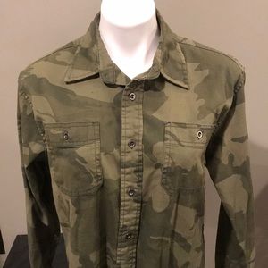 Wrangler Camo Button Down Sz M